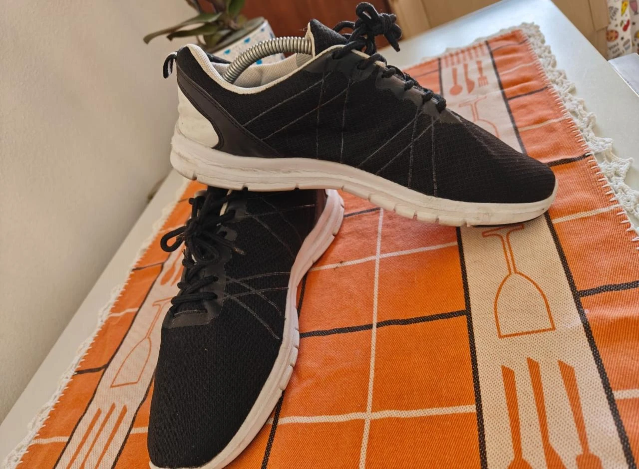 Comfortabele sneakers met een modern design – photo 2